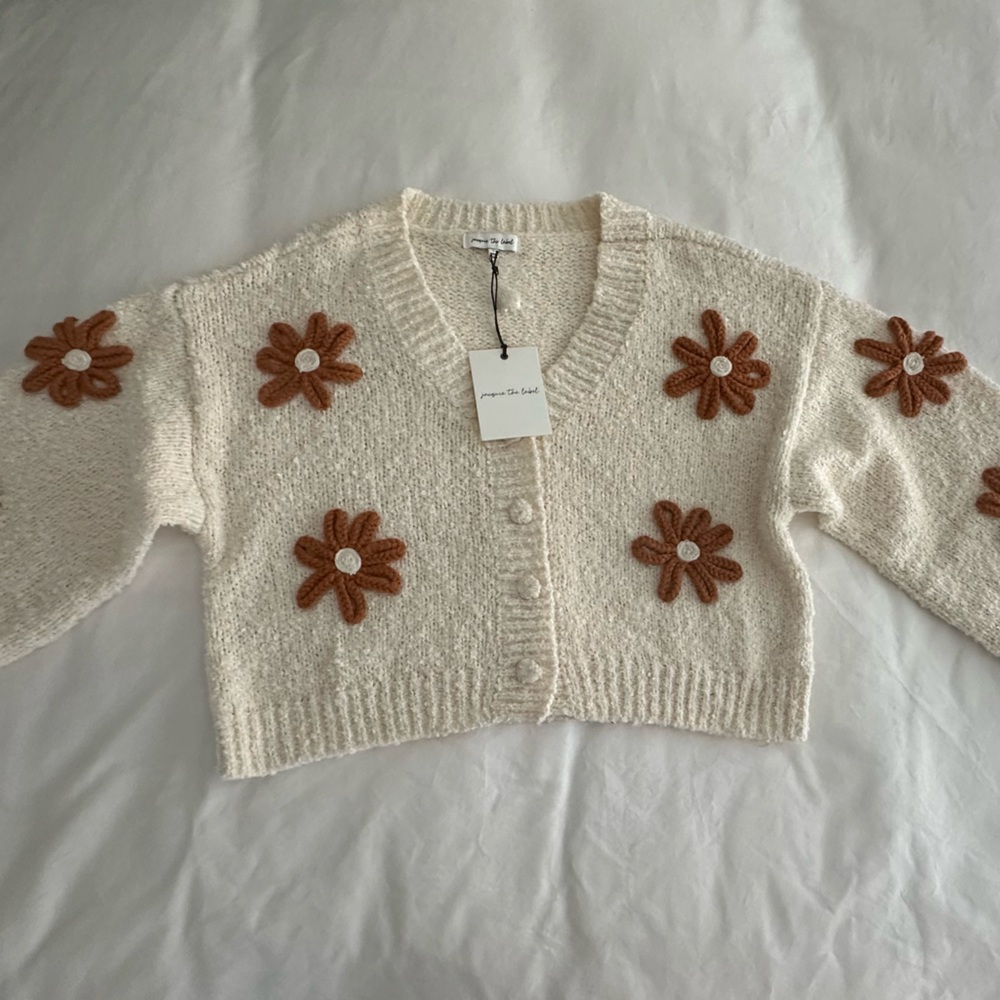 NWT Cardigan with Flower decor, cropped, cream, size Large